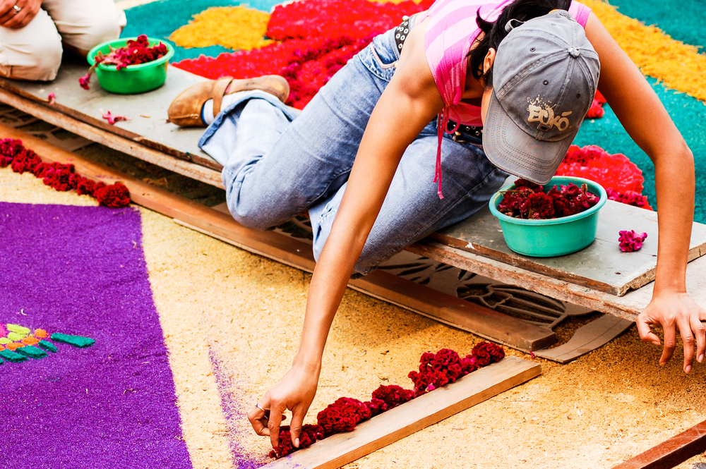 Wielkanoc w Gwatemali - Antigua. Kobieta przygotowuje wielkanocny dywan